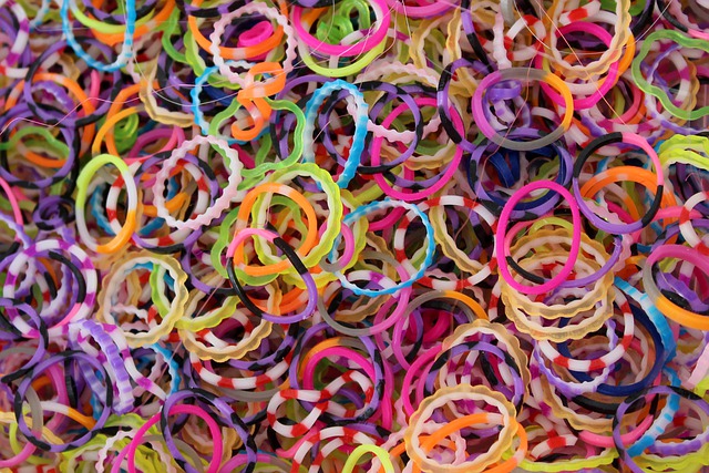 jak się robi bransoletki z gumek