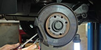 Jak wyłączyć hamulec ręczny w Renault Kadjar?