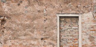 Czy odlicza się okna do tynkowania?