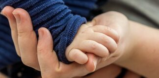 Jak połączyć dwa komplety lampek choinkowych?