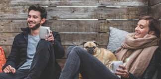 Czym usunąć mocz z kanapy?