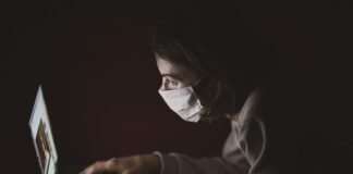 W jakiej odległości LED od ściany?