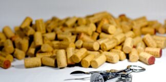 Jak otworzyć wino bez korkociągu?