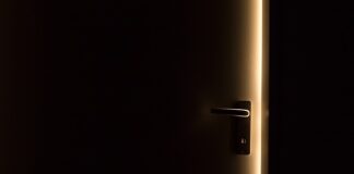 Jaka szczelina między ościeżnicą a murem?